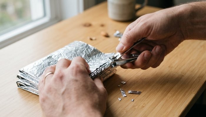 Como Afiar Alicate de Unha e Tesoura em Casa de Jeito Simples